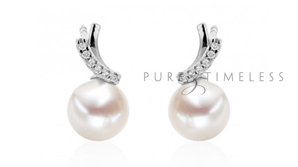 Sierlijke parel oorbellen met diamant