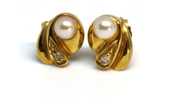 Geelgouden Akoya Oorstekers met diamant